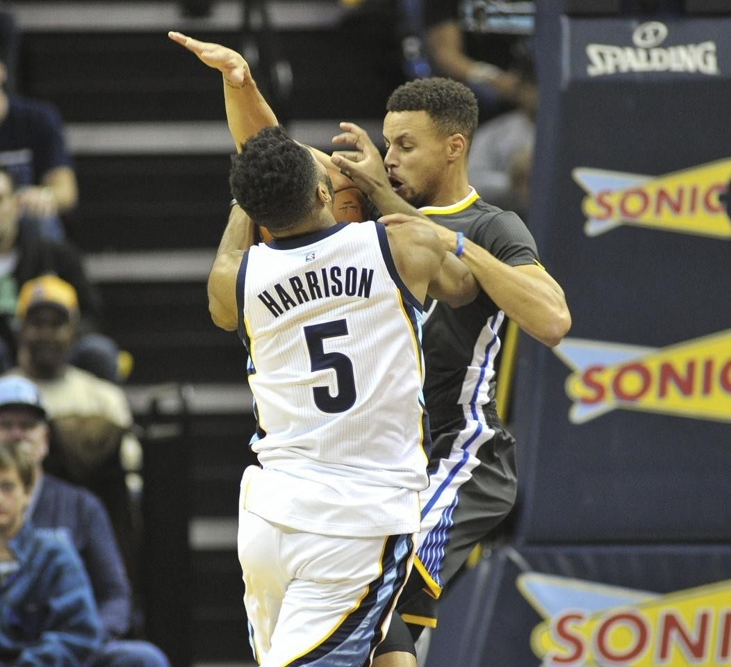 包含美国网球队血洗澳大利亚网球队，克耶高斯完成帽子戏法的词条