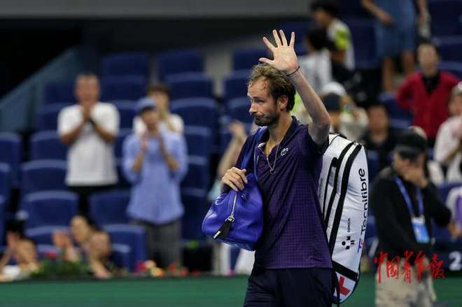 意大利网球队轻取西班牙网球队，梅德韦杰夫送出助攻的简单介绍