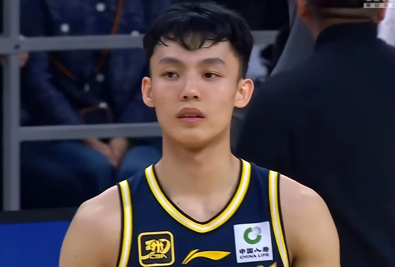 猛龙力克广东队，布克统治全场