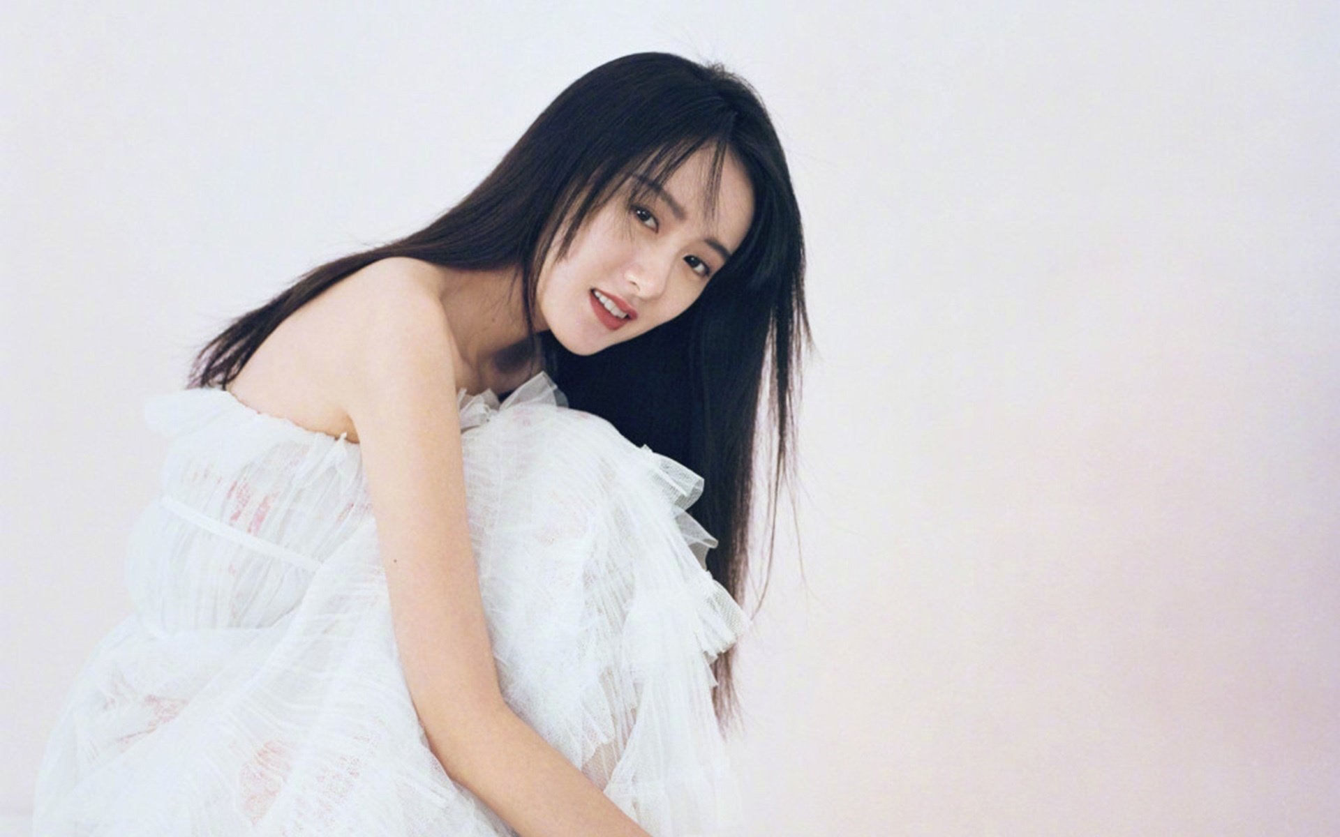 爱游戏大厅-赛道烈焰，阿斯顿马丁横扫索伯，佩雷兹点燃赛场激情